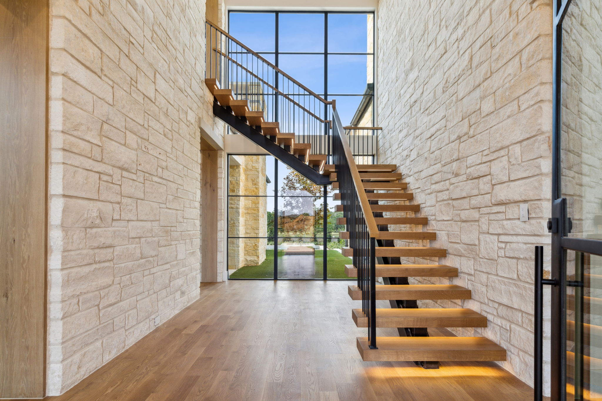 2600 Magnolia Circle — Staircase
